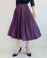 深みのあるパープルにベルベットのような質感の大きすぎない黒のドット柄が施されているフレアスカート
