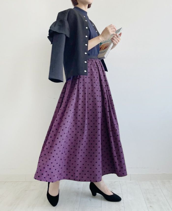 フリルカーディガンを羽織って華やかさと知的な雰囲気のコーディネート