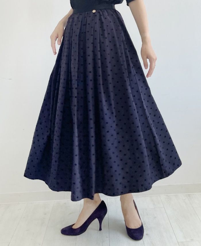 落ち感もありながらも綺麗に広がる神戸・山の手フロッキードット柄スカート ネイビー