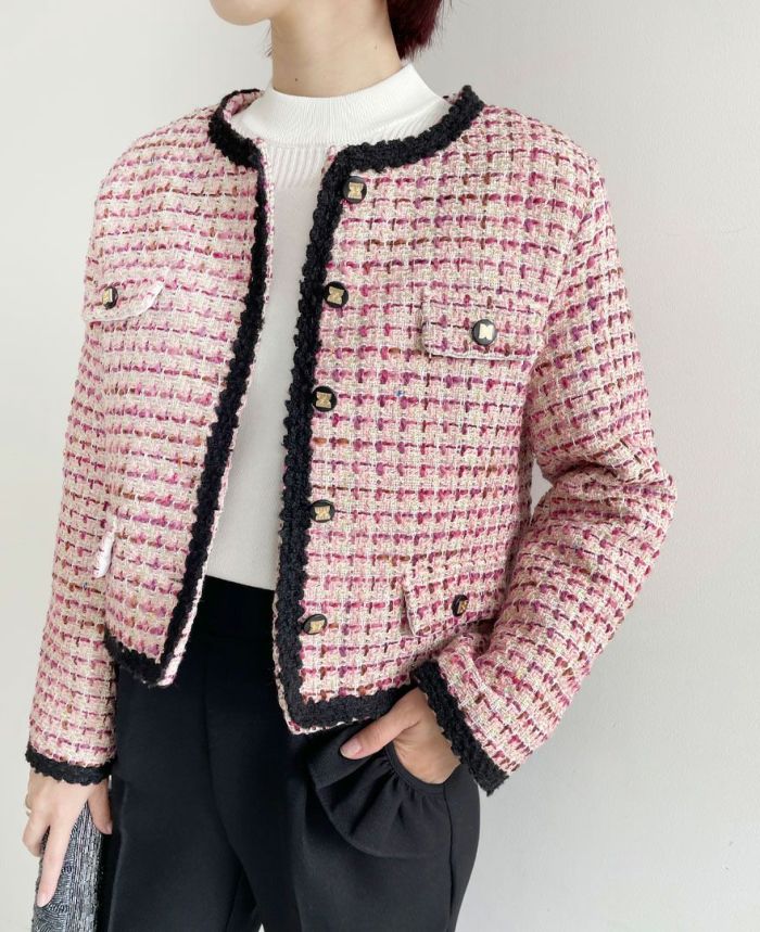 ピンクやゴールド、ホワイトなど多彩な糸で華やかになるTRECODE（トレコード）のツイードジャケット