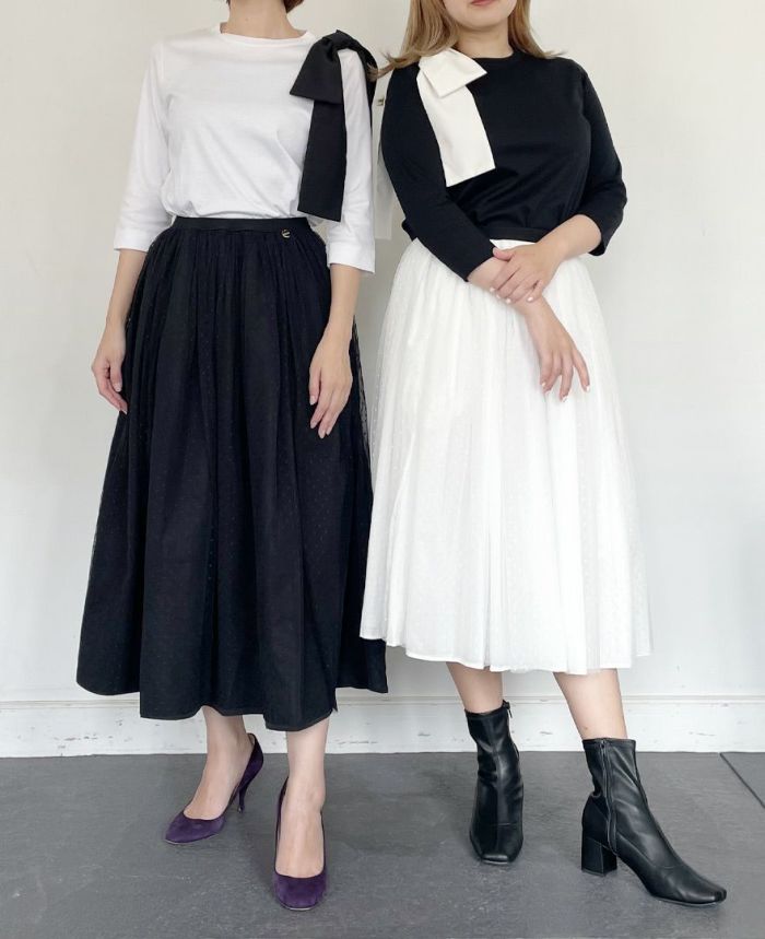 左右で長さが違うのでモノトーンに大人エレガントにも決まるトレコードのリボンブローチ