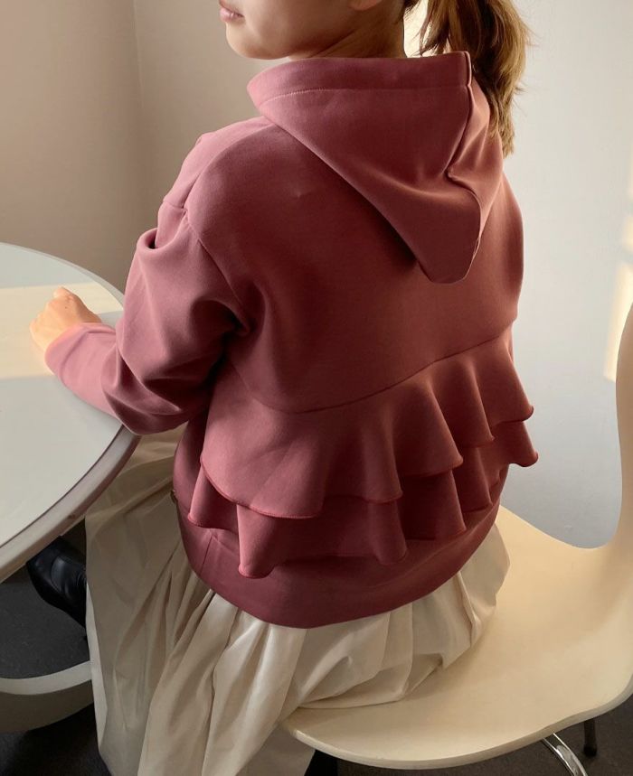 後ろのフリルが可愛いTRECODE（トレコード）のバックフリルフードプルオーバー