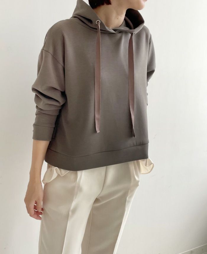 長すぎず短すぎない丈でボトムスアウトしやすいTRECODE（トレコード）のバックフリルフードプルオーバー