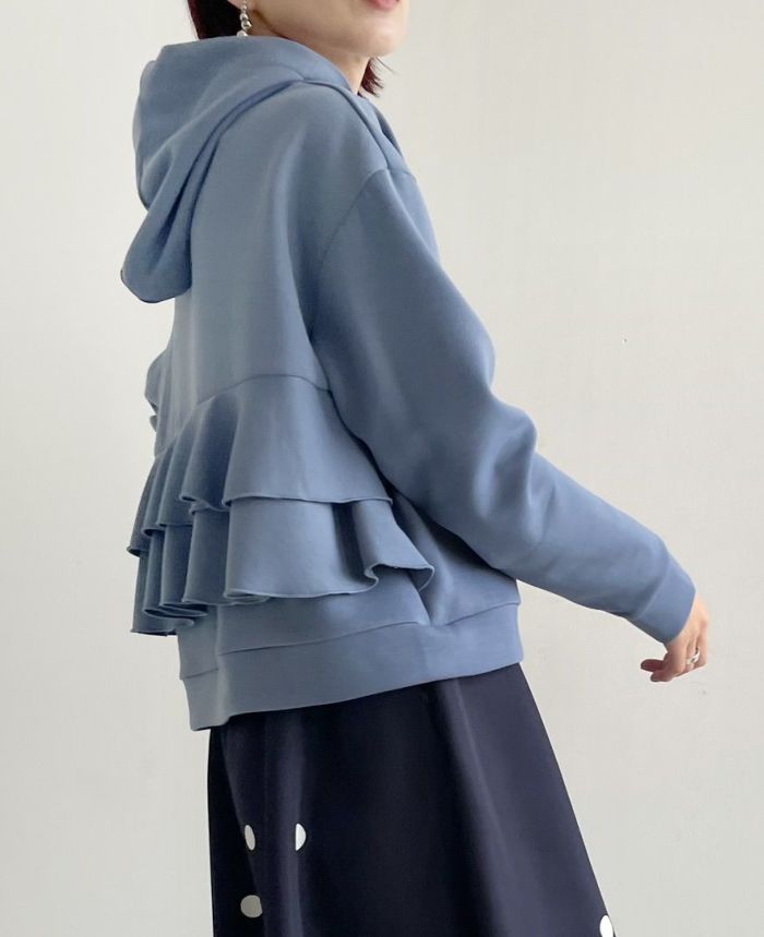 横から見てもお洒落で可愛いTRECODE（トレコード）のバックフリルフードプルオーバー