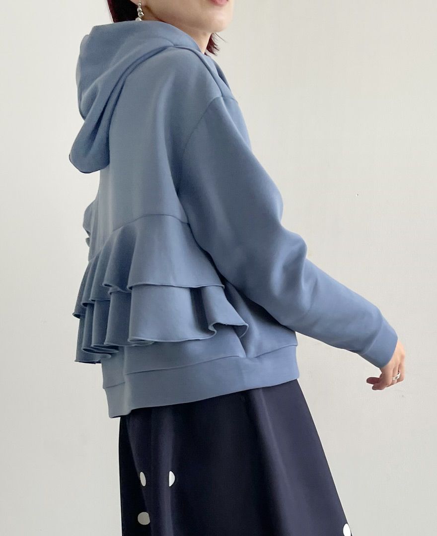 横から見てもお洒落で可愛いTRECODE（トレコード）のバックフリルフードプルオーバー