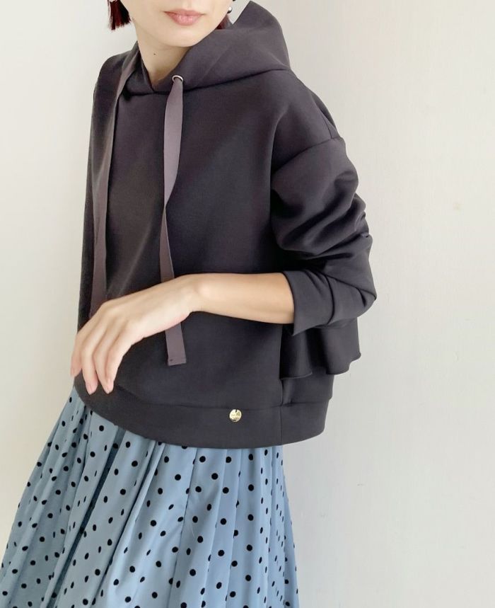 さらっとした生地感でカジュアルになりすぎないTRECODE（トレコード）のバックフリルフードプルオーバー