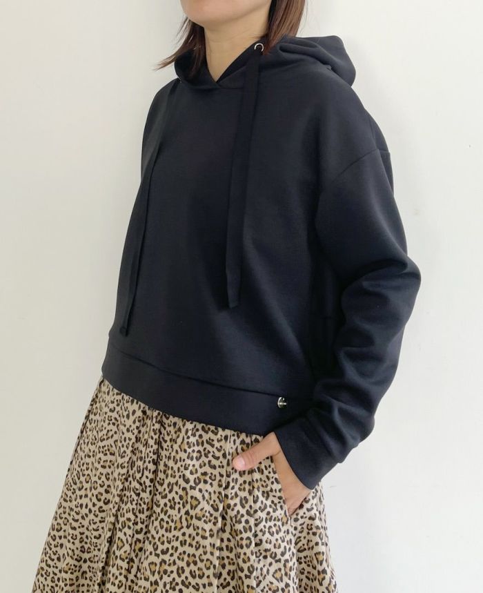 ベーシックな色味で着回し抜群なTRECODE（トレコード）のバックフリルフードプルオーバー