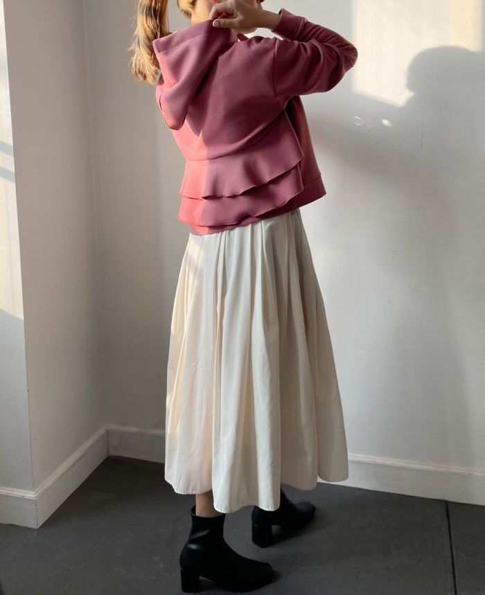 くすみがかったピンクは大人フェミニンな印象になるTRECODE（トレコード）のバックフリルフードプルオーバー