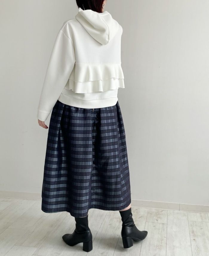 フレアスカートにアウトして着るだけでバックシャンなTRECODE（トレコード）のバックフリルフードプルオーバー