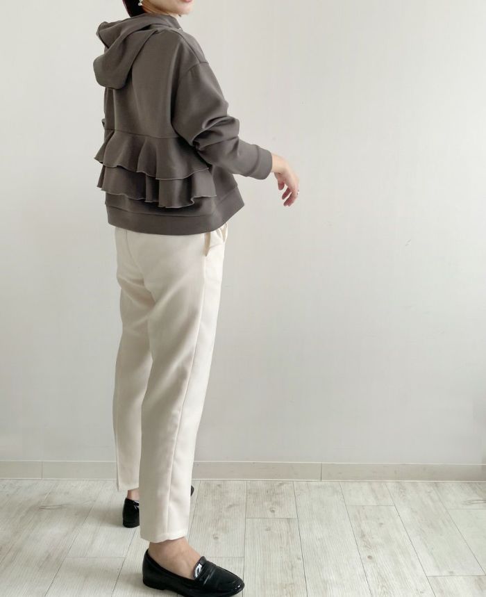 後ろにデザインがあるだけでシンプルなパンツスタイルもお洒落に見えるTRECODE（トレコード）のバックフリルフードプルオーバー