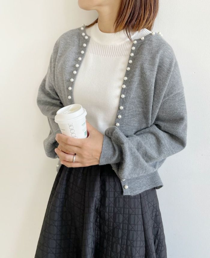 落ち着いた印象に仕上げてくれるグレーのニットにラインパールが女性の可愛らしさをプラスしてくれる大人フェミニンコーデ