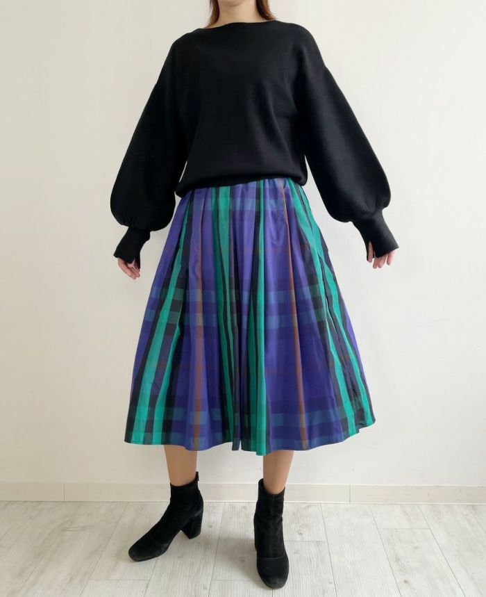 前後2WAYもちもちニットブラックと神戸・山の手スカートチェック柄パープルを合わせてクラシカルな印象に決まるコーディネート