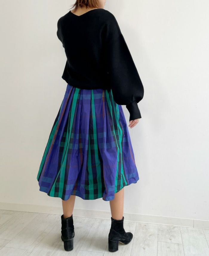 スカートにインもしやすいTRECODEトレコードの前後2WAYもちもちニット