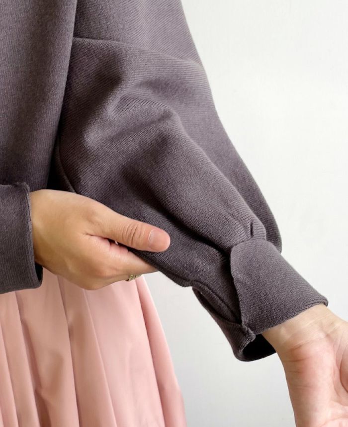 袖元のリブが入っていることで手首が華奢見えするTRECODEトレコードの前後2WAYもちもちニット