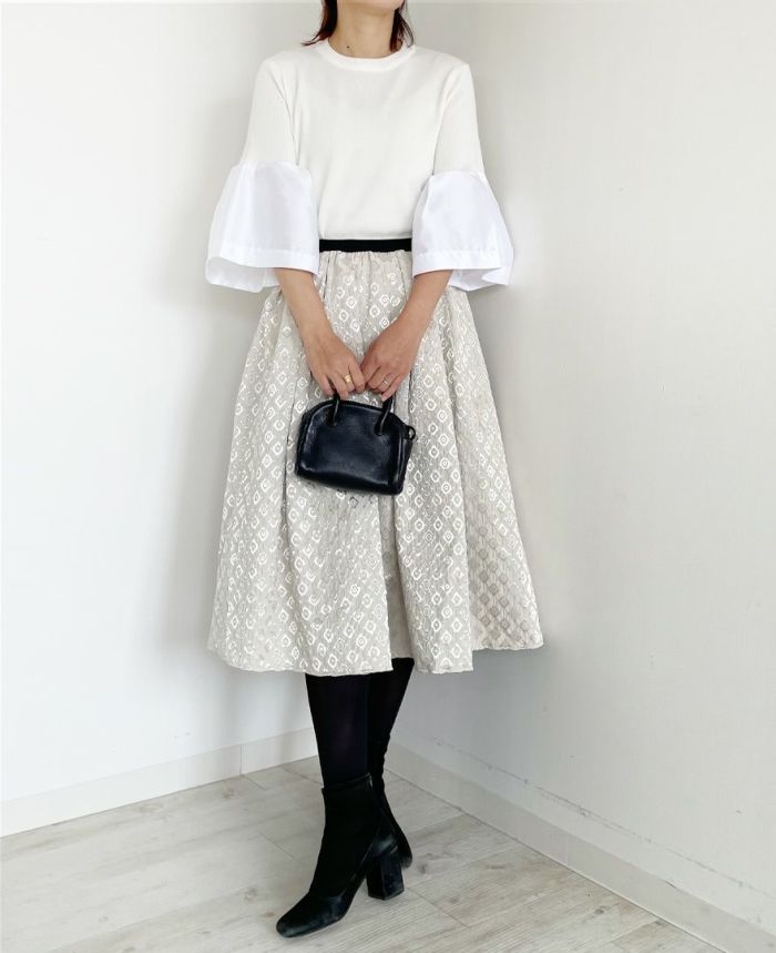 ラッパ袖プルオーバーホワイトと合わせて清潔感溢れる神戸・山の手10周年アニバーサリー限定スカート