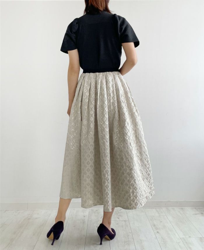 後ろ姿も美しいシルエットになる神戸・山の手10周年アニバーサリー限定スカート