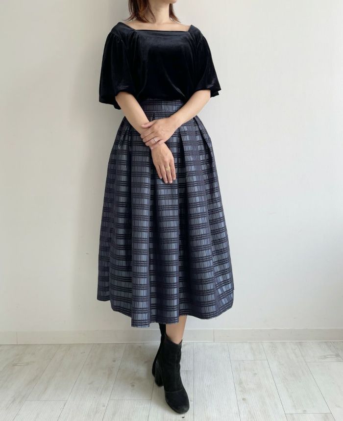 ベロア調の大人上品に決まるプルオーバーにサテンのような艶感のあるスカートを合わせた大人コーデ