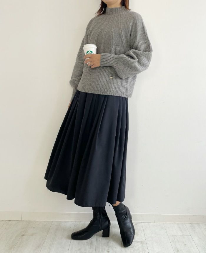 メランジキュウシンニットD.グレーと神戸・山の手スカートブラックを合わせて大人上品な印象に。