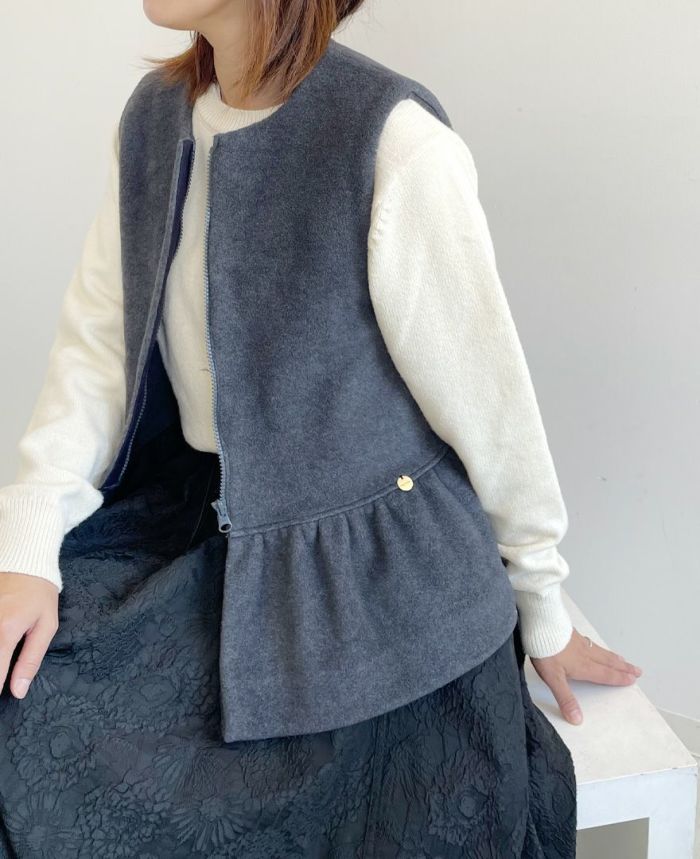 深みのあるチャコールはコーデの雰囲気を柔らかくしてくれ、秋冬コーデの差し色アイテムとしても使える優秀アウター