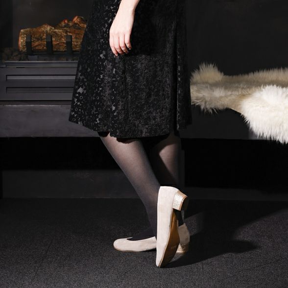 シックなリトルブラックドレスの足元に華やかさを添えるベージュのグリッターヒールパンプス