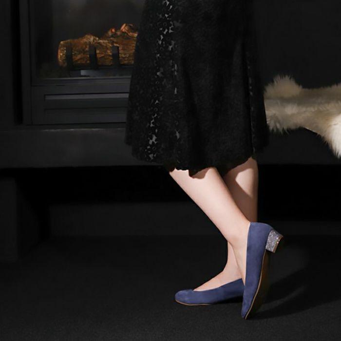 シンプルなネイビーのパンプスもグリッターヒールなら華やかな印象。