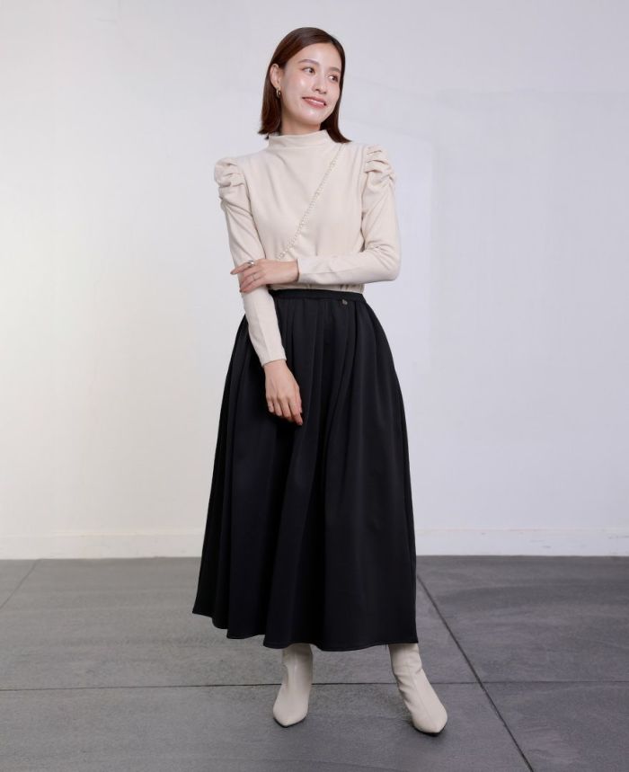 フロッキードットと合わせた大人フェミニンスタイル