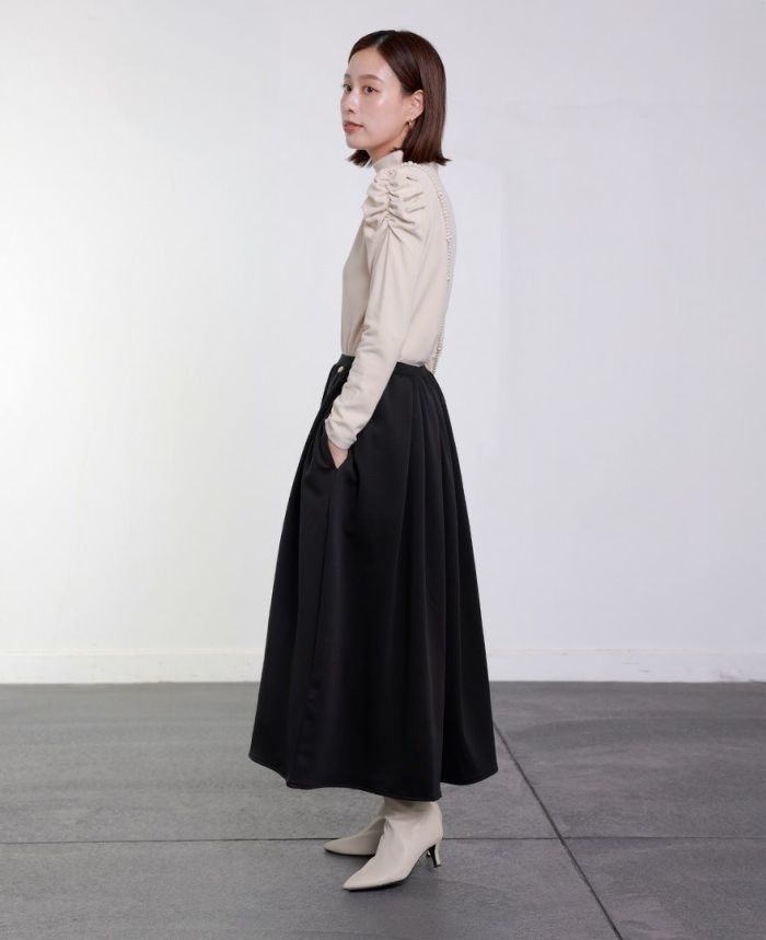 フロッキードットと合わせた大人フェミニンスタイル