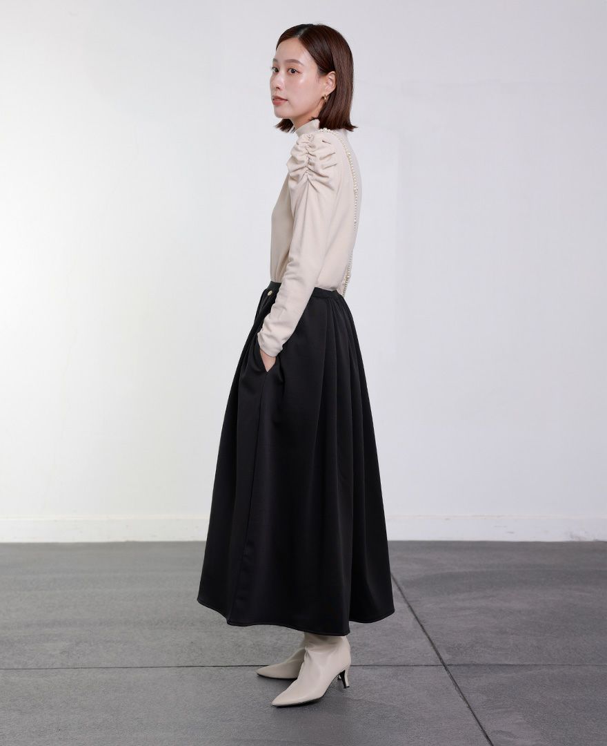 フロッキードットと合わせた大人フェミニンスタイル