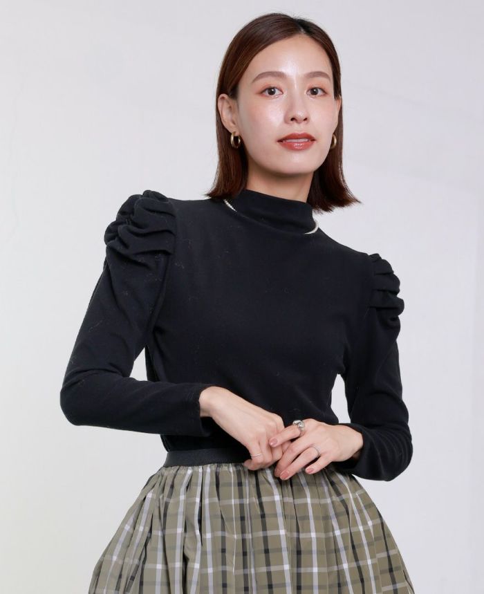 バックファスナー千鳥格子柄フレアスカートと合わせたきれいめスタイル