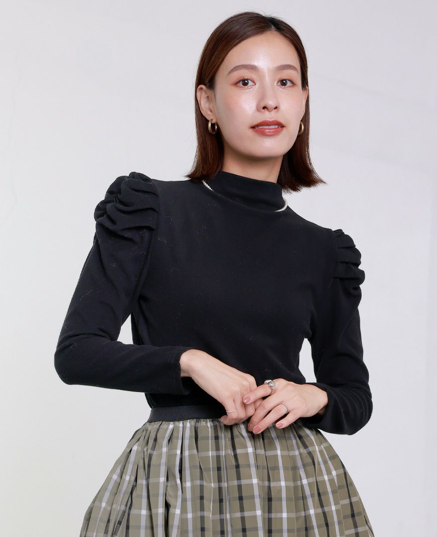 バックファスナー千鳥格子柄フレアスカートと合わせたきれいめスタイル