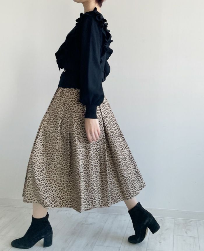 トレコード(TRECODE)神戸・山の手レオパードスカート合わせできれいめカジュアルスタイル。