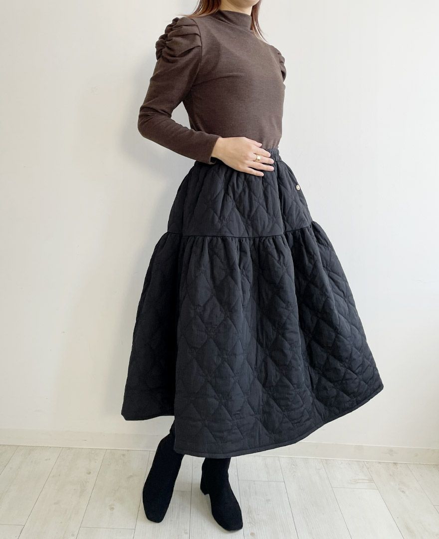 トレコード(TRECODE)の星柄がポイントのキルティングフレアスカートにパワショルカットソーを合わせたスタイリング。