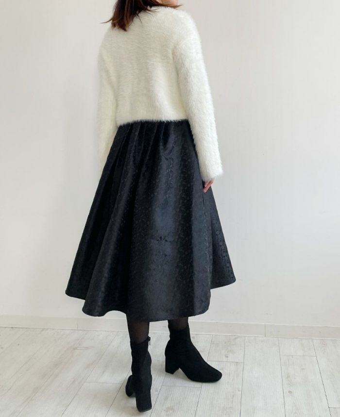 トレコード(TRECODE)ショート丈シャギーニット。短めの着丈で、神戸山の手スカートとも相性抜群。