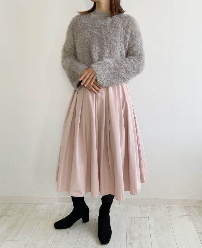 トレコード(TRECODE)ショート丈シャギーニットのグレーと、神戸山の手スカートのライトピンクを合わせた綺麗めフェミニンスタイル。