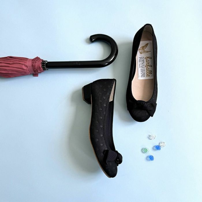 撥水加工生地を使用した、3cmミドルヒールの晴雨兼用ラウンドトゥパンプス