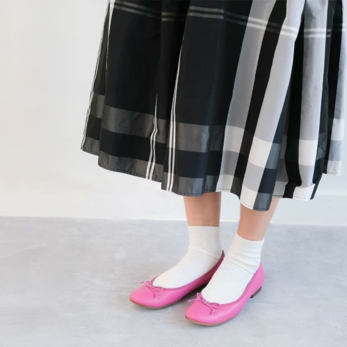 コーディネートのアクセントにぴったりなビビットなピンクのアップルレザーバレエシューズ