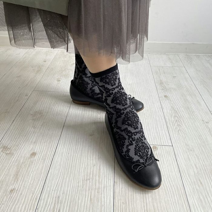 シックなブラックのアップルレザーバレエシューズ