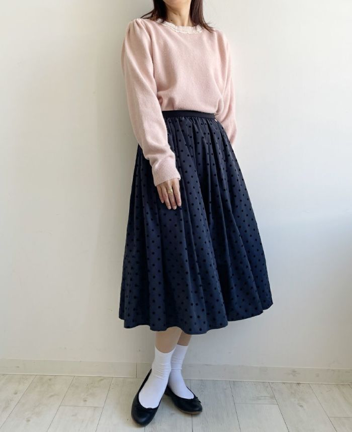 トレコード(TRECODE)襟ミニフリルニット、神戸・山の手スカートを合わせたスタイリング。