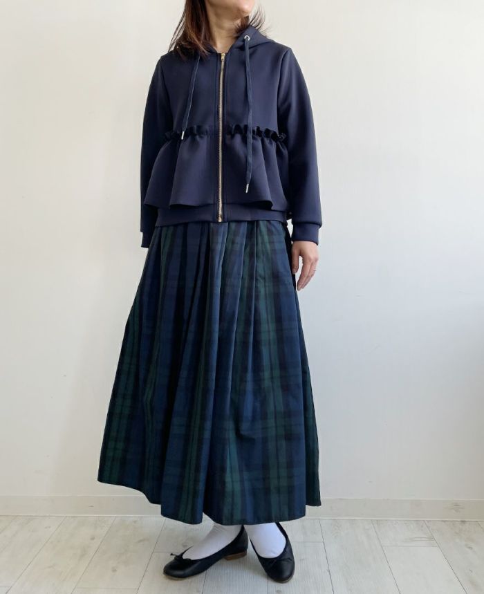 トレコード(TRECODE)ペプラムフリルパーカー、神戸・山の手スカートのタータンチェック柄を合わせたスタイリング。