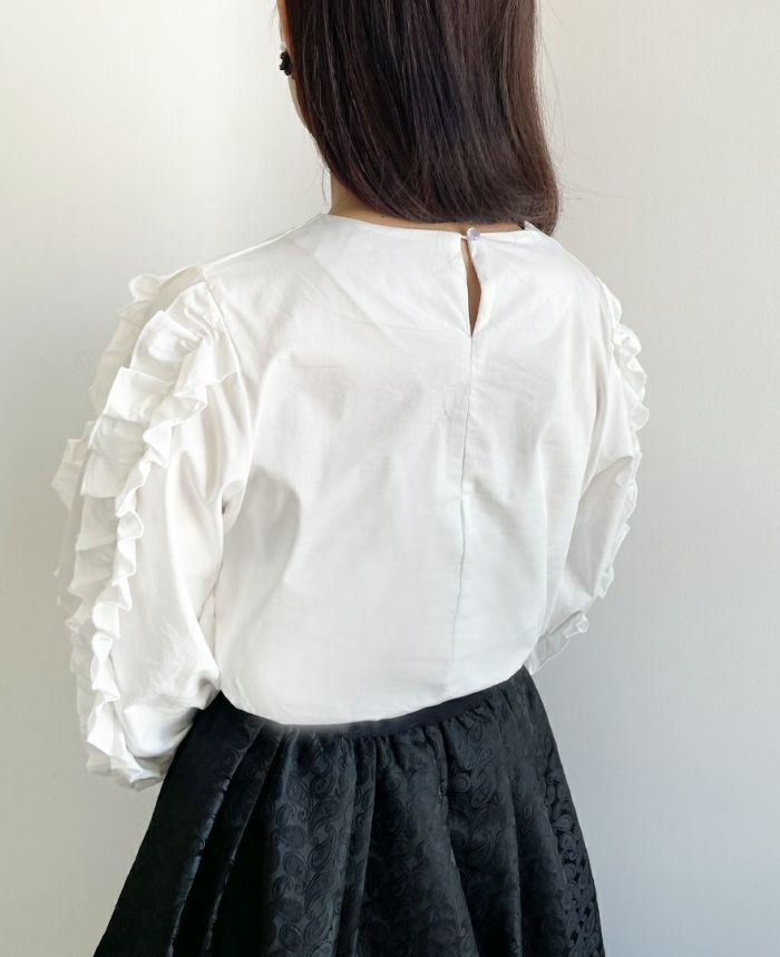 トレコード(TRECODE)袖フリルプルオーバー、神戸・山の手スカートのペイズリー柄を合わせたオケージョンスタイル。