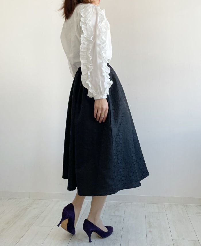 トレコード(TRECODE)袖フリルプルオーバー、神戸・山の手スカートのペイズリー柄を合わせたオケージョンスタイル。
