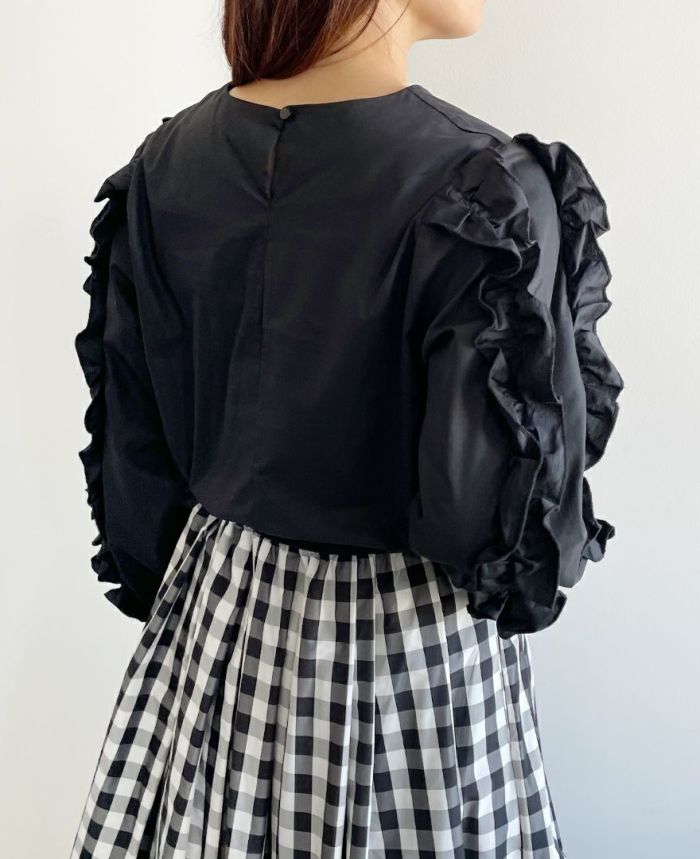 トレコード(TRECODE)袖フリルプルオーバー、神戸・山の手スカートのギンガムチェックを合わせた大人フェミニンスタイル。