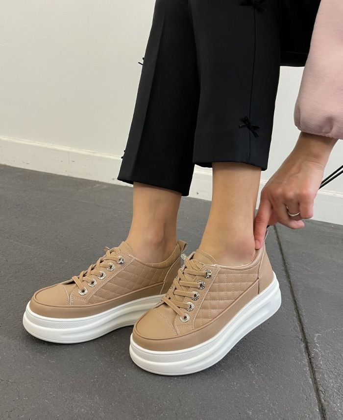 トレコード(TRECODE)大人カワイイビジュースニーカー、1.5cmのインヒールで足長効果も抜群