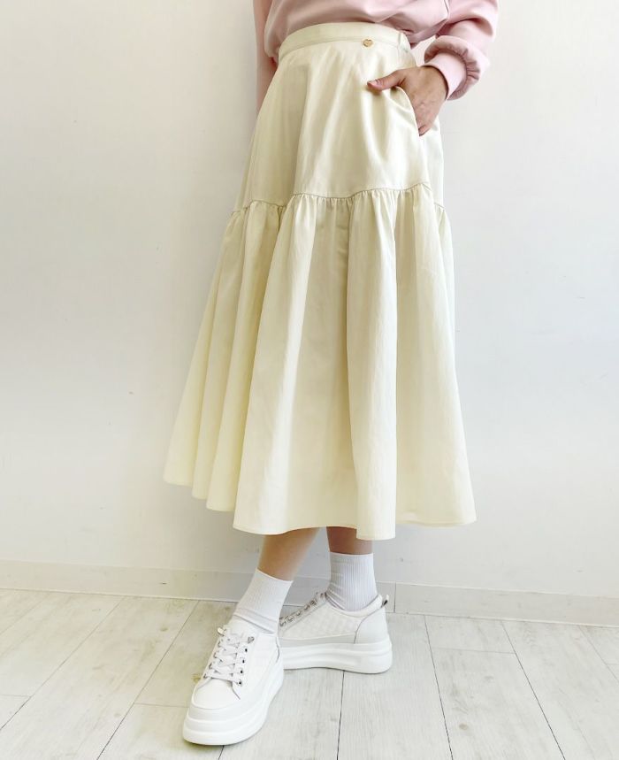 トレコード(TRECODE)裾フレアスカート、春先にもぴったりな爽やかなオフホワイトカラー。