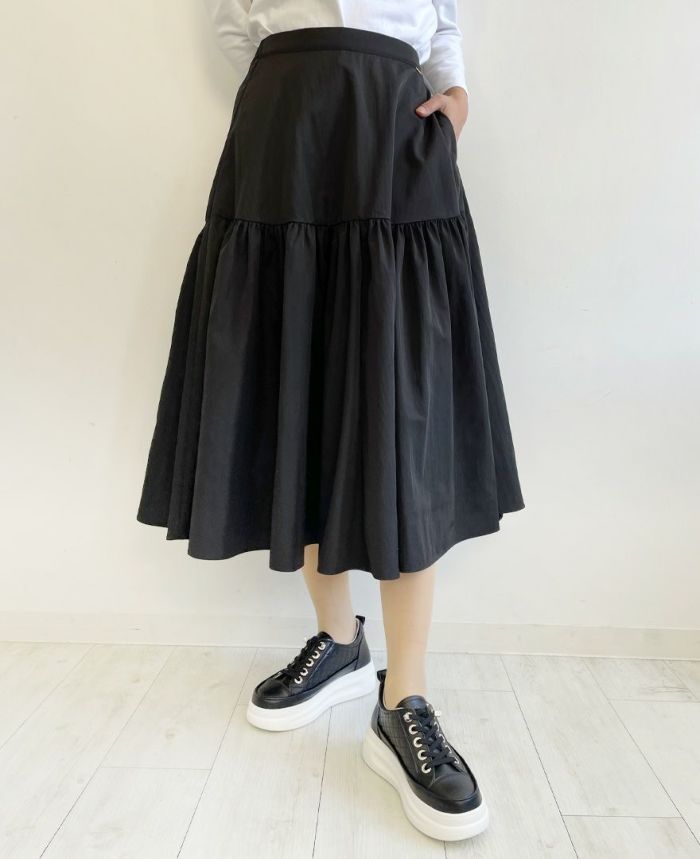 トレコード(TRECODE)裾フレアスカート、きれいめにも合わせられる万能ブラックカラー。