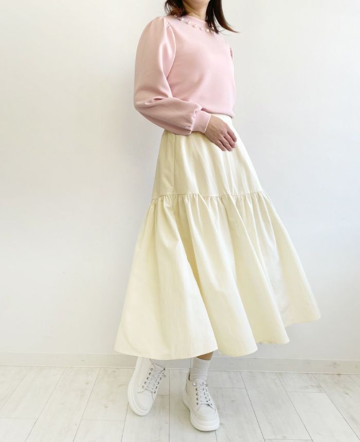 トレコード(TRECODE)裾フレアスカート、白のスニーカーを合わせたきれいめカジュアルスタイル。