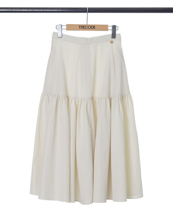 トレコード(TRECODE)裾フレアスカート、春先にもぴったりな爽やかなオフホワイトカラー。