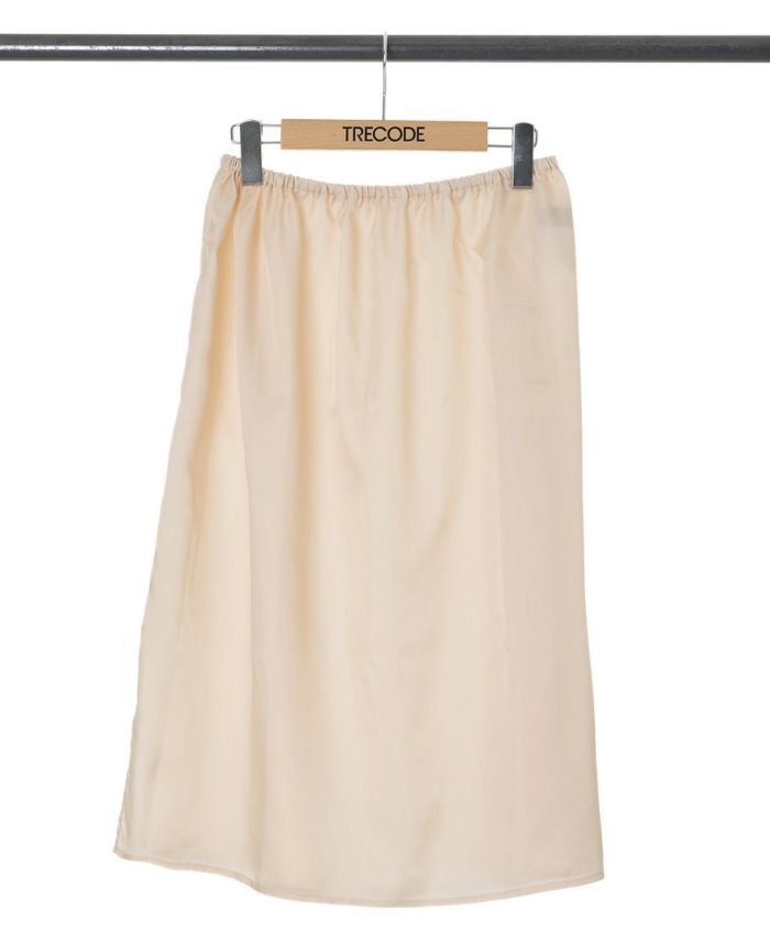 トレコード(TRECODE)裾フレアスカート、便利なペチコート付き。オフホワイトのペチコートはライトベージュカラーとなります。