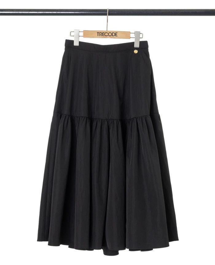 トレコード(TRECODE)裾フレアスカート、きれいめにも合わせられる万能ブラックカラー。
