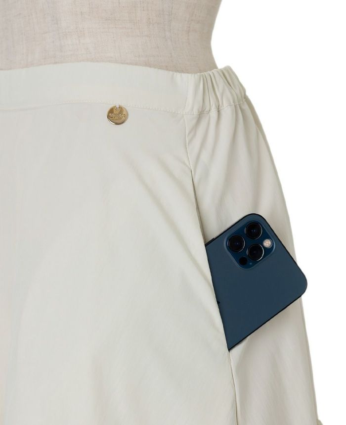 トレコード(TRECODE)裾フレアスカート、両サイドにはスマホがすっぽり入るポケット付き。